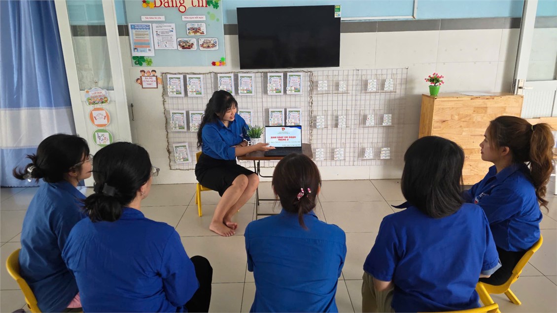 Chi đoàn Mầm Non 12 tổ chức sinh hoạt Chủ điểm tháng 3/2025 với chủ đề : “Tuổi trẻ Thành phố Hồ Chí Minh tự hào, vững tin theo Đảng”.